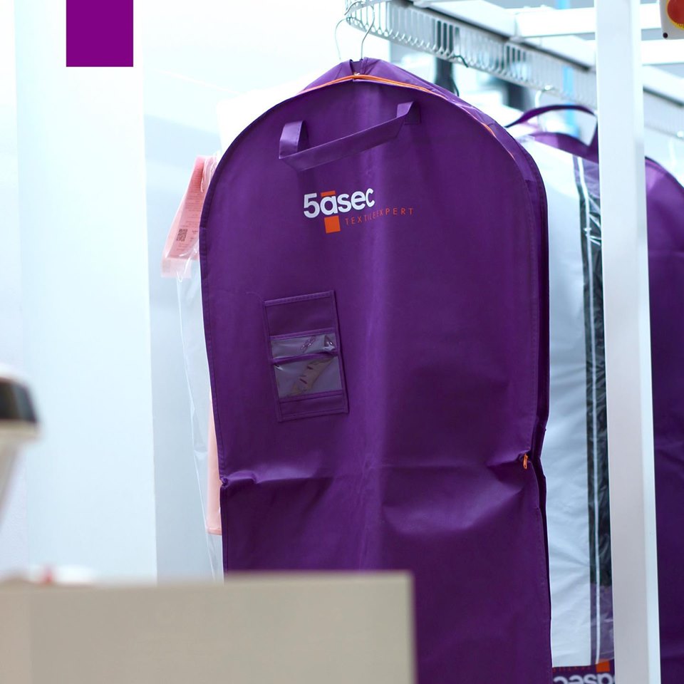 Bolsa protectora de prendas 5ásec con logo corporativo