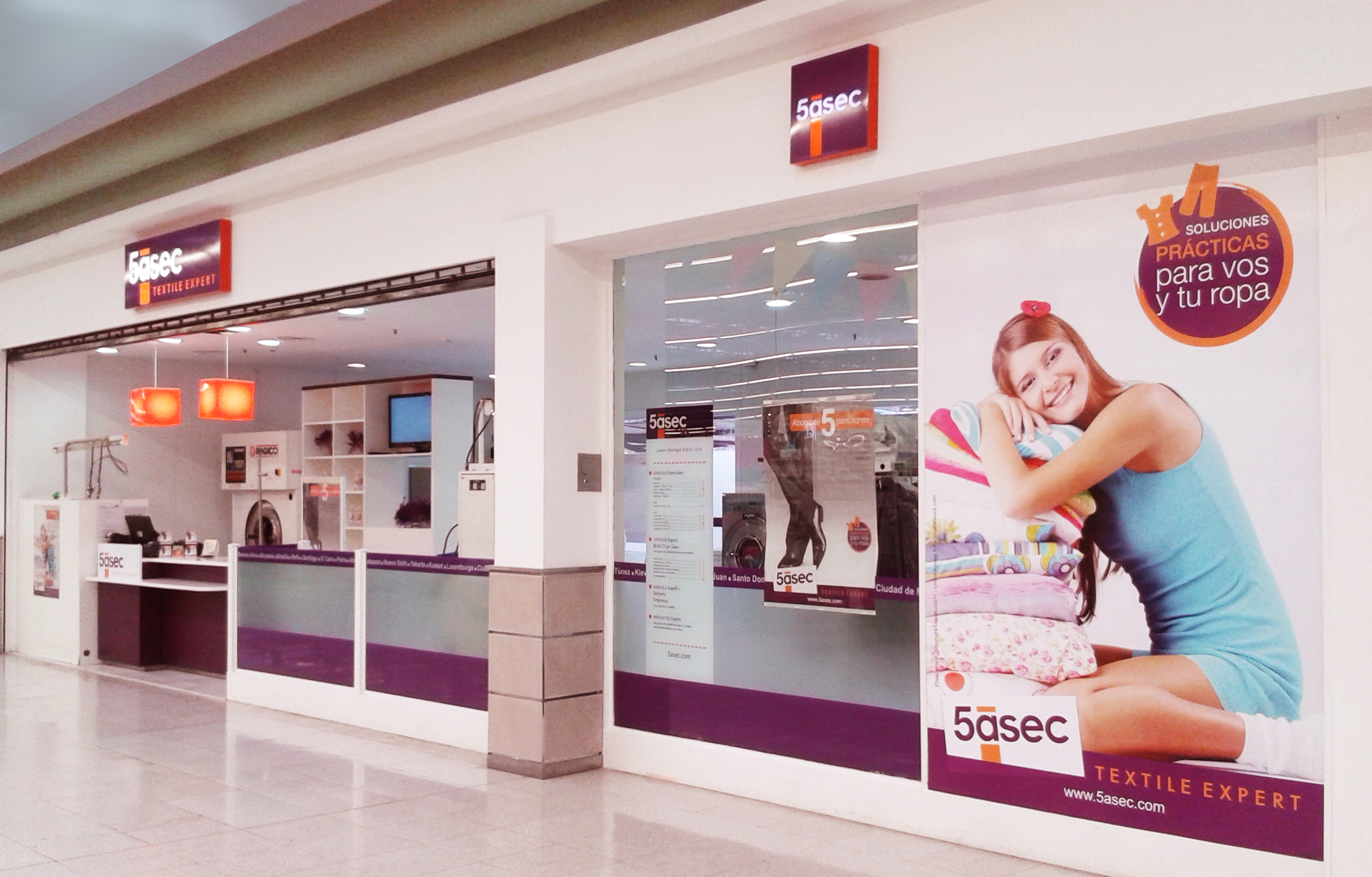 Tienda 5ásec en centro comercial con alto tráfico de clientes
