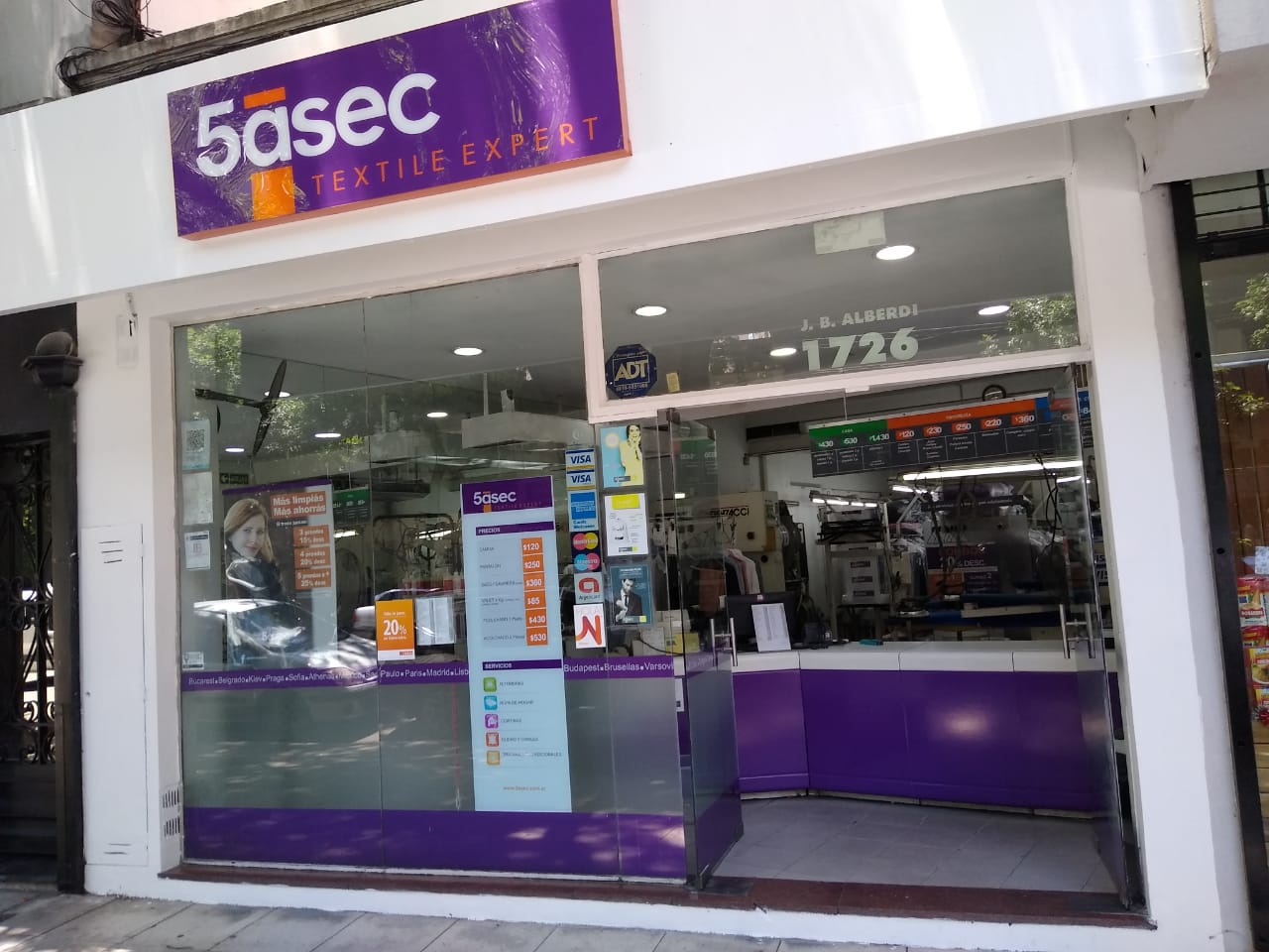 Fachada de tienda 5ásec con diseño moderno y logo corporativo