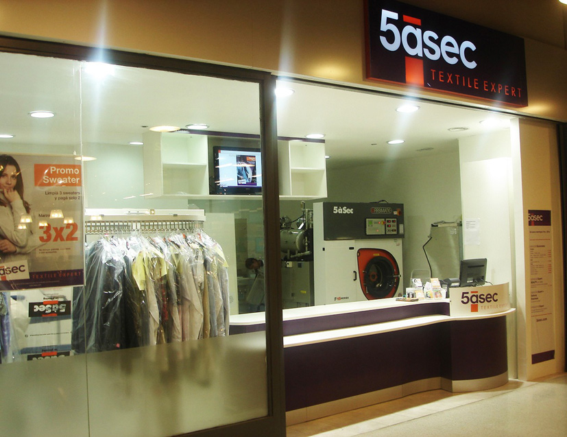 Interior de tienda 5ásec mostrando el área de atención al cliente